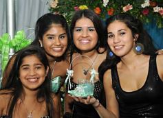 Sixto Fotografías. Sociedad. Cumpleaños - Sabrina Portes y sus quince primaveras