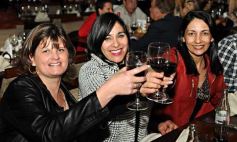 Sixto Fotografías. Sociedad. Día del Amigo - Brindis por la amistad en el Casino Club Posadas