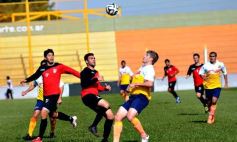 Sixto Fotografías. Deportes. B Nacional - Crucero y Guaraní empataron en un amistoso