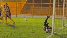 Foto de la galería: Crucero volvió a festejar ante un equipo paraguayo