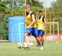 Foto de la galería: En un partido muy especial Crucero recibió al campeón aborigen