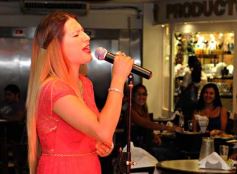 Foto de la galería: Marcia le cantó a los enamorados en el shopping