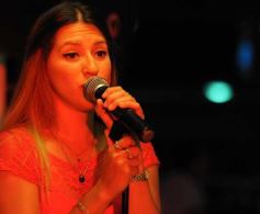 Foto de la galería: Marcia le cantó a los enamorados en el shopping