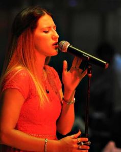 Foto de la galería: Marcia le cantó a los enamorados en el shopping