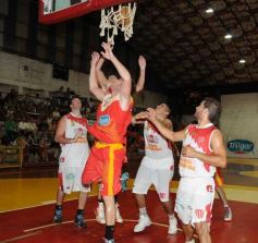 Foto de la galería: Tokio festejo y sueña con mantener la categoría