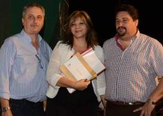 Foto de la galería: Closs entregó 40 millones para obras en municipios