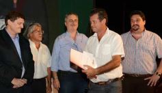 Foto de la galería: Closs entregó 40 millones para obras en municipios