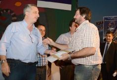 Foto de la galería: Closs entregó 40 millones para obras en municipios