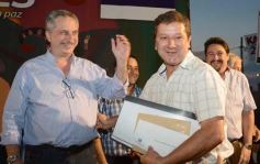 Foto de la galería: Closs entregó 40 millones para obras en municipios