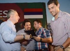 Foto de la galería: Closs entregó 40 millones para obras en municipios