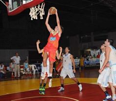 Foto de la galería: Tokio derrotó a Juventud Unida y sueña con no descender