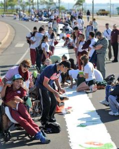 Foto de la galería: Cinco mil chicos pintaron el dibujo más largo del mundo en la costanera