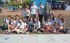 Foto de la galería: Cinco mil chicos pintaron el dibujo más largo del mundo en la costanera