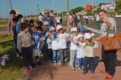Foto de la galería: Cinco mil chicos pintaron el dibujo más largo del mundo en la costanera