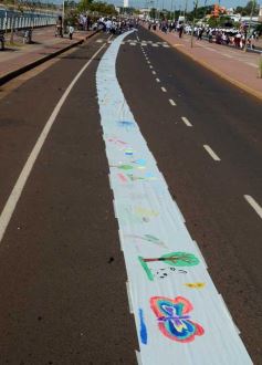 Foto de la galería: Cinco mil chicos pintaron el dibujo más largo del mundo en la costanera