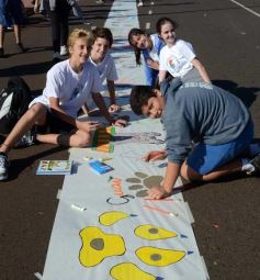 Foto de la galería: Cinco mil chicos pintaron el dibujo más largo del mundo en la costanera