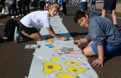 Foto de la galería: Cinco mil chicos pintaron el dibujo más largo del mundo en la costanera