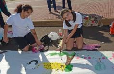 Foto de la galería: Cinco mil chicos pintaron el dibujo más largo del mundo en la costanera