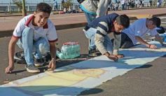 Foto de la galería: Cinco mil chicos pintaron el dibujo más largo del mundo en la costanera
