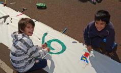 Foto de la galería: Cinco mil chicos pintaron el dibujo más largo del mundo en la costanera