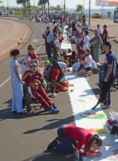 Foto de la galería: Cinco mil chicos pintaron el dibujo más largo del mundo en la costanera