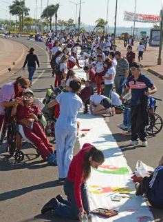 Foto de la galería: Cinco mil chicos pintaron el dibujo más largo del mundo en la costanera