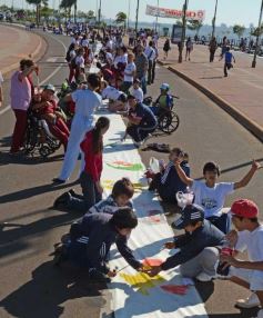 Foto de la galería: Cinco mil chicos pintaron el dibujo más largo del mundo en la costanera