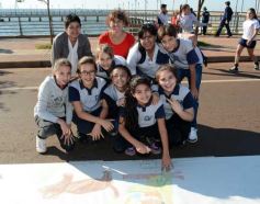 Foto de la galería: Cinco mil chicos pintaron el dibujo más largo del mundo en la costanera