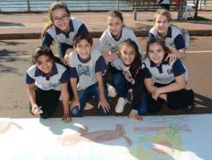 Foto de la galería: Cinco mil chicos pintaron el dibujo más largo del mundo en la costanera