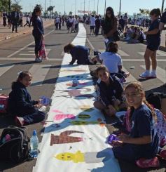 Foto de la galería: Cinco mil chicos pintaron el dibujo más largo del mundo en la costanera