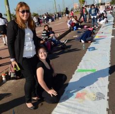 Foto de la galería: Cinco mil chicos pintaron el dibujo más largo del mundo en la costanera