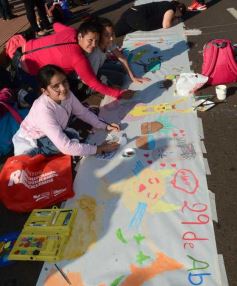 Foto de la galería: Cinco mil chicos pintaron el dibujo más largo del mundo en la costanera