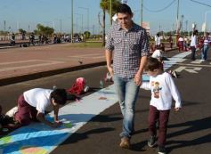 Foto de la galería: Cinco mil chicos pintaron el dibujo más largo del mundo en la costanera