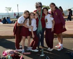 Foto de la galería: Cinco mil chicos pintaron el dibujo más largo del mundo en la costanera