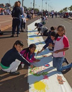 Foto de la galería: Cinco mil chicos pintaron el dibujo más largo del mundo en la costanera