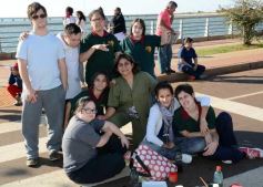 Foto de la galería: Cinco mil chicos pintaron el dibujo más largo del mundo en la costanera