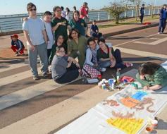Foto de la galería: Cinco mil chicos pintaron el dibujo más largo del mundo en la costanera