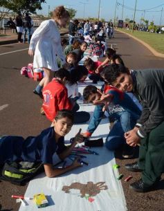 Foto de la galería: Cinco mil chicos pintaron el dibujo más largo del mundo en la costanera