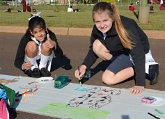 Foto de la galería: Cinco mil chicos pintaron el dibujo más largo del mundo en la costanera