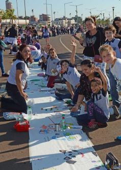 Foto de la galería: Cinco mil chicos pintaron el dibujo más largo del mundo en la costanera