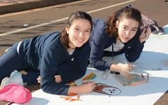 Foto de la galería: Cinco mil chicos pintaron el dibujo más largo del mundo en la costanera