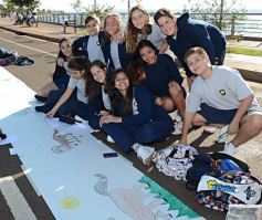 Foto de la galería: Cinco mil chicos pintaron el dibujo más largo del mundo en la costanera