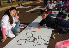 Foto de la galería: Cinco mil chicos pintaron el dibujo más largo del mundo en la costanera