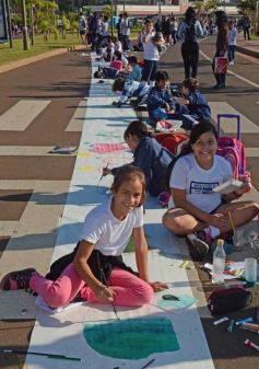 Foto de la galería: Cinco mil chicos pintaron el dibujo más largo del mundo en la costanera