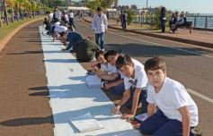 Foto de la galería: Cinco mil chicos pintaron el dibujo más largo del mundo en la costanera