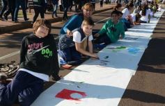 Foto de la galería: Cinco mil chicos pintaron el dibujo más largo del mundo en la costanera