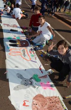 Foto de la galería: Cinco mil chicos pintaron el dibujo más largo del mundo en la costanera