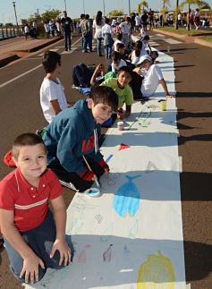 Foto de la galería: Cinco mil chicos pintaron el dibujo más largo del mundo en la costanera