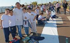 Foto de la galería: Cinco mil chicos pintaron el dibujo más largo del mundo en la costanera