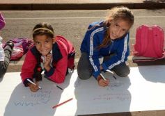 Foto de la galería: Cinco mil chicos pintaron el dibujo más largo del mundo en la costanera